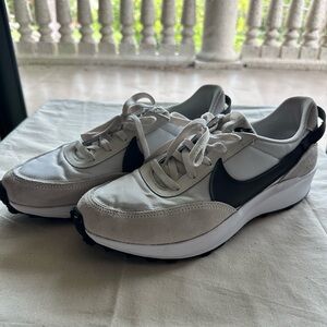 Nike White and Black Sneakers